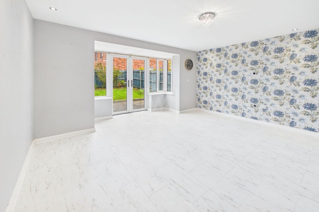 Property photo 2 of 19 Lounge