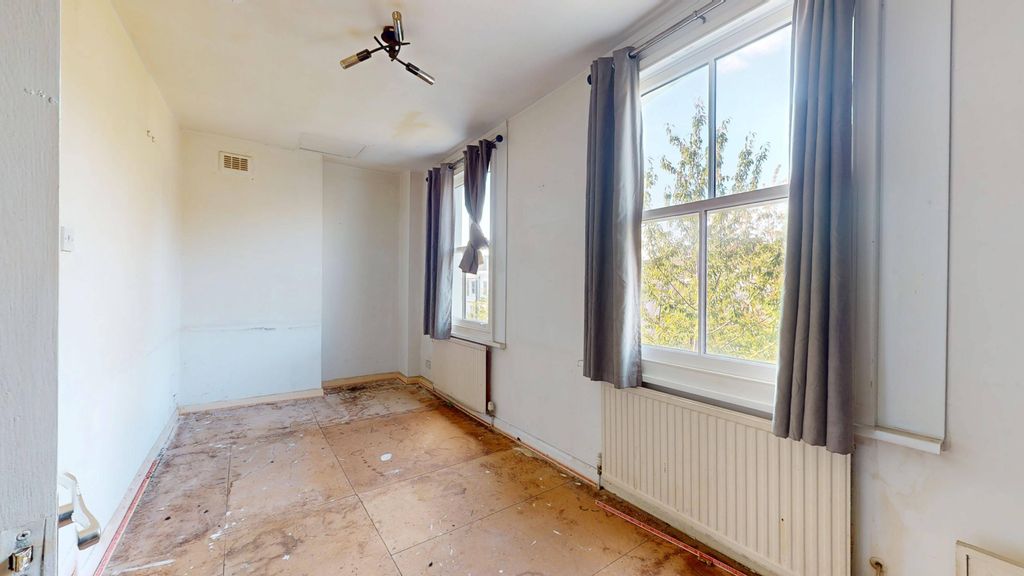 Property photo 3 of 8 61D Chesterton Road, Ladbroke Grove, London, W10 6Es