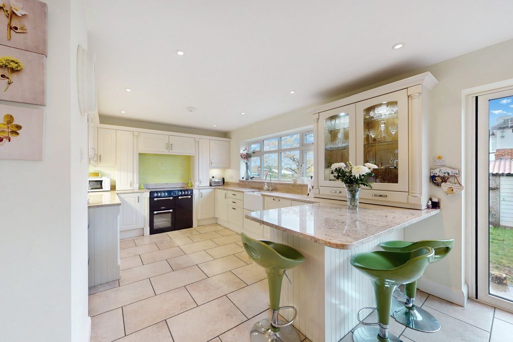 Property photo 2 of 20 5718632