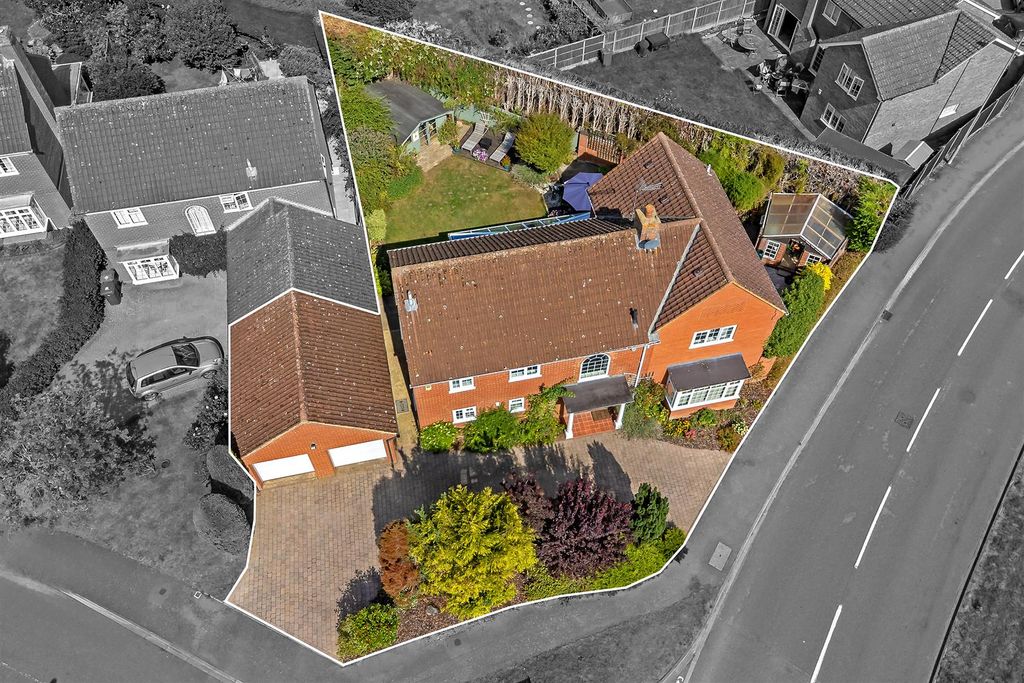 Property photo 1 of 28 18Burghleyclose-2.Jpg