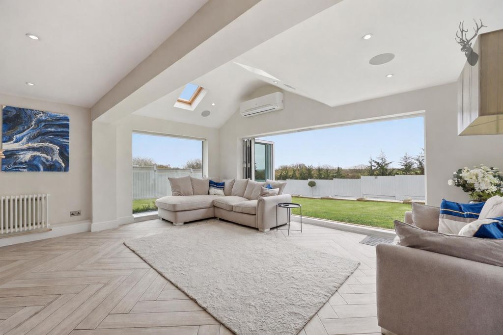 Property photo 2 of 31