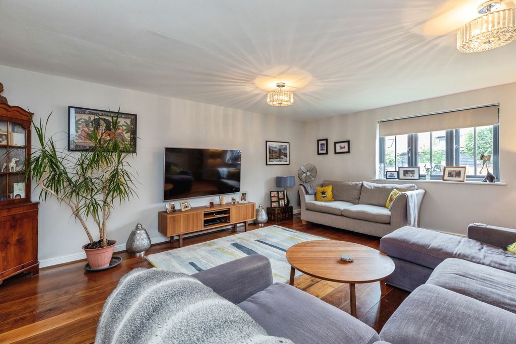 Property photo 3 of 23 Lounge