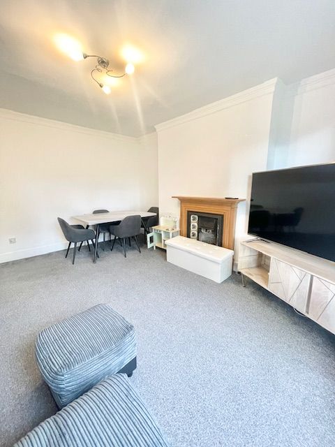 Property photo 2 of 8 Living/ Dining Room