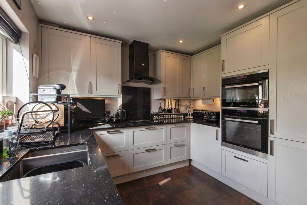 Property photo 3 of 17 Kitchen