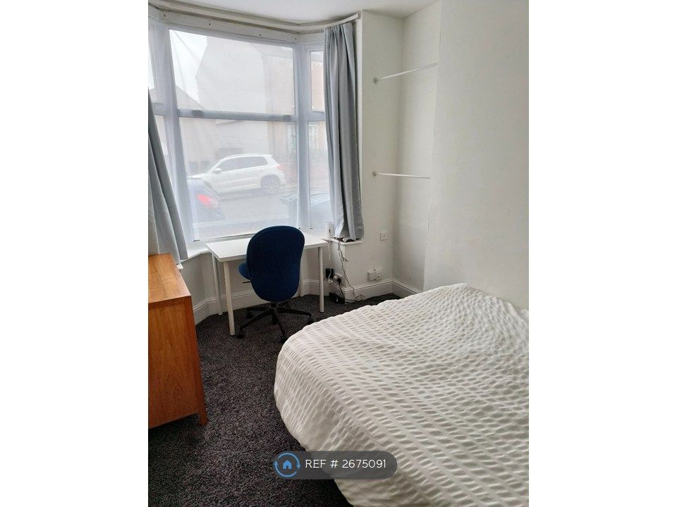 Property photo 3 of 9 Downstairs Bedroom (£495)