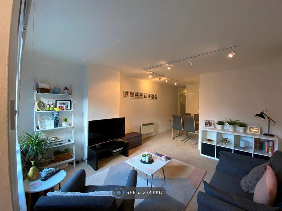 Property photo 2 of 21 Lounge