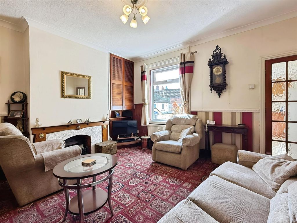 Property photo 3 of 21 Lounge