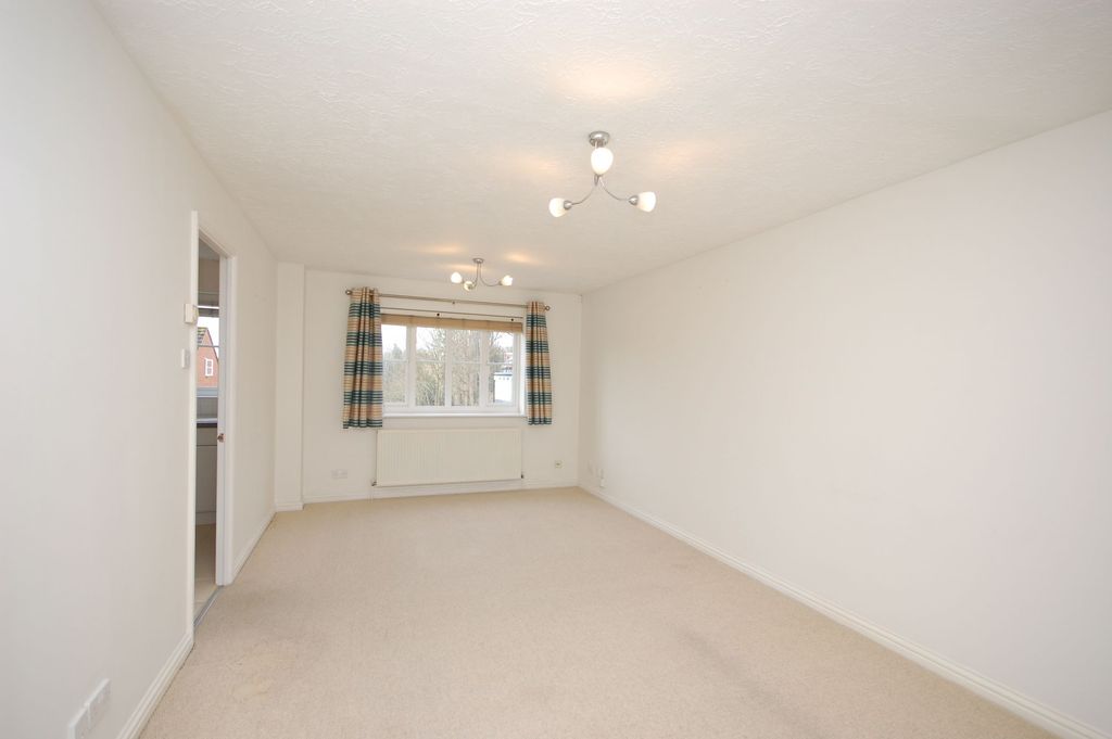 Property photo 3 of 9 Living