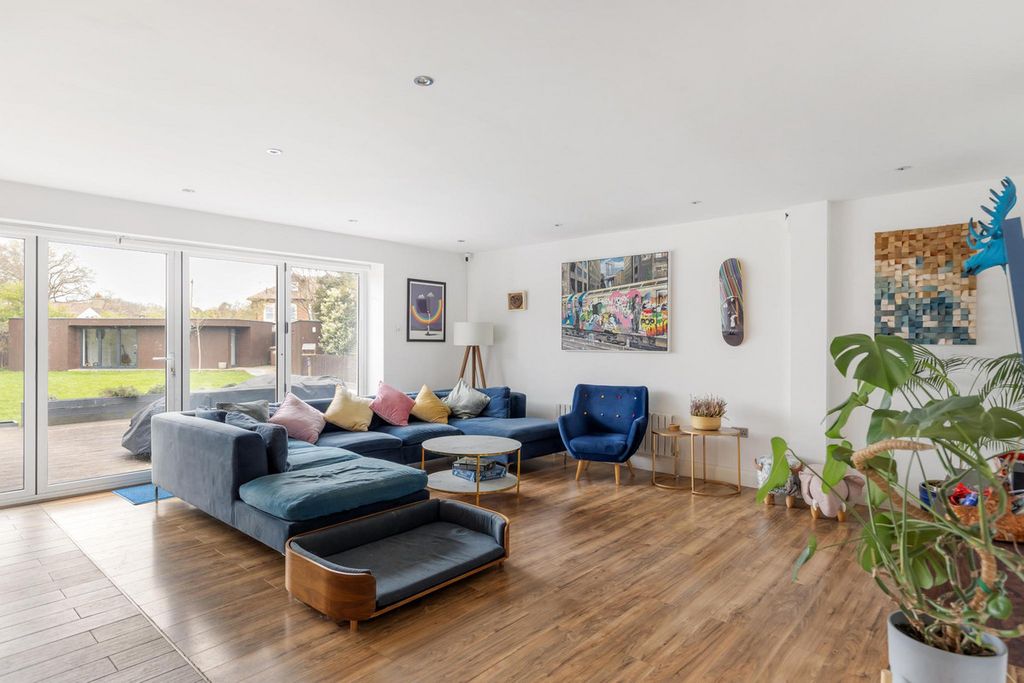 Property photo 3 of 23