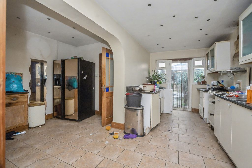 Property photo 3 of 18 44 Plains Avenue, Maidstone, Me15 7Au