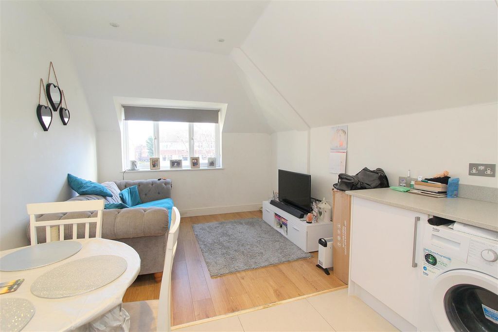 Property photo 2 of 9 Din.Jpg