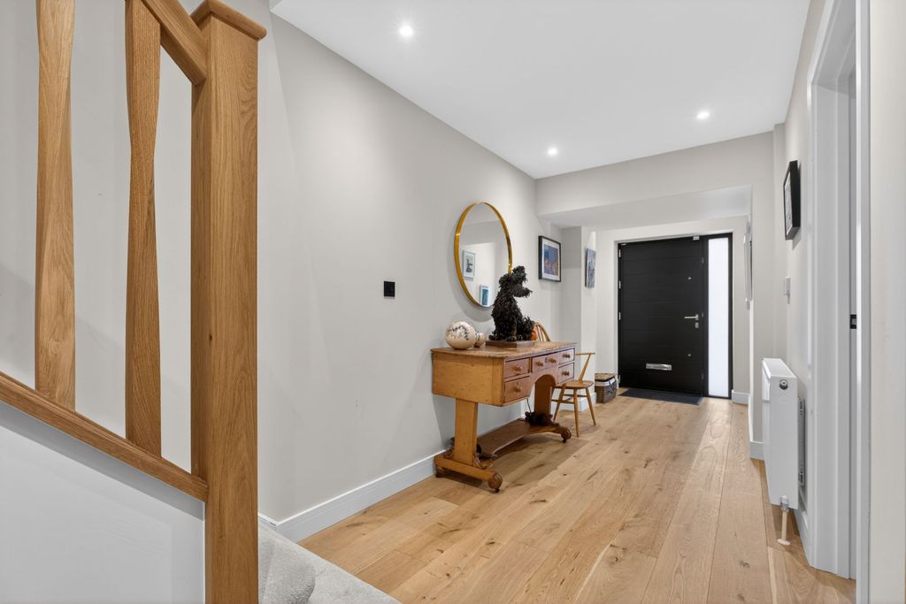 Property photo 3 of 21 Entrance Hal