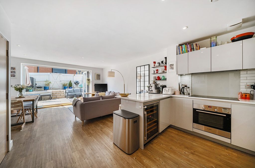 Property photo 3 of 18 18-68220Bba39d0B-...