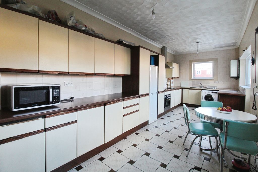 Property photo 2 of 18 Kitchen