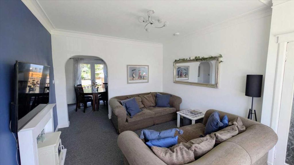 Property photo 2 of 11 Lounge