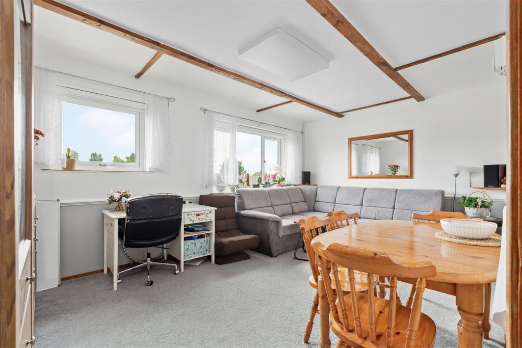 Property photo 3 of 14 36 Balmoral Dr, Borehamwood Wd6 2Rd_003.Jpg