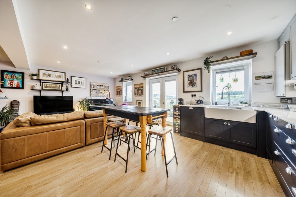 Property photo 1 of 16 1332941-12-688A1d17A97Eb