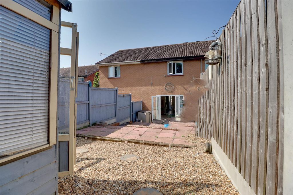 Property photo 2 of 10 61 Horksley Garden Blurred.Jpg