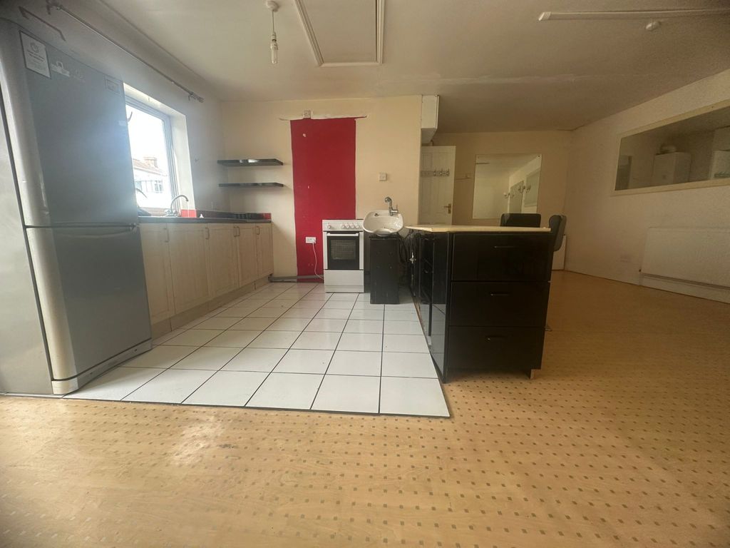 Property photo 1 of 5 Two-Bedroom Annexe Flat To Rent On Melbury Avenue, Southall - All Bills Included!