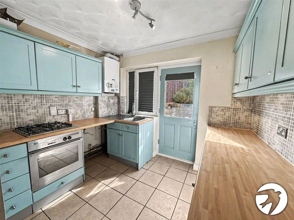 Property photo 3 of 12 Kitchen