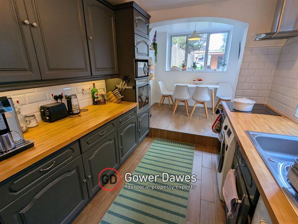 Property photo 3 of 17 Kitchen