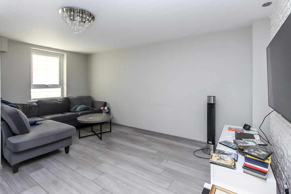Property photo 3 of 10 Lounge