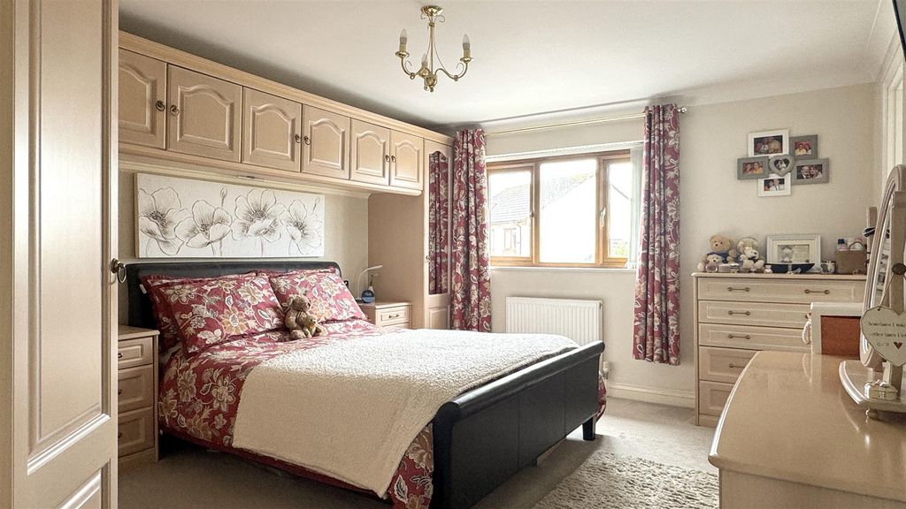 Property photo 3 of 15 Bedroom 1 (4).Jpg
