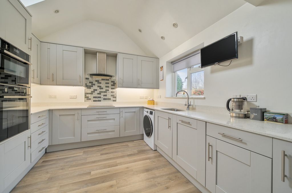 Property photo 3 of 14 1394426-16-695Cec...