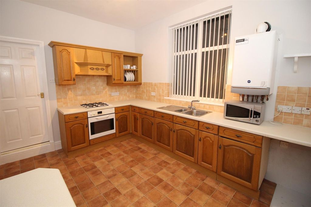 Property photo 3 of 7 Kitchen