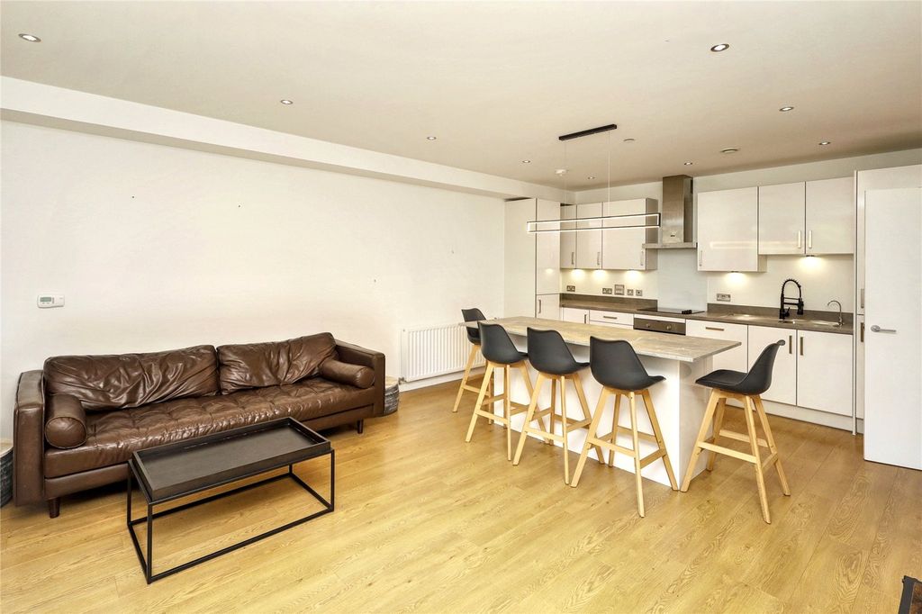 Property photo 3 of 16 Kitchen/Reception