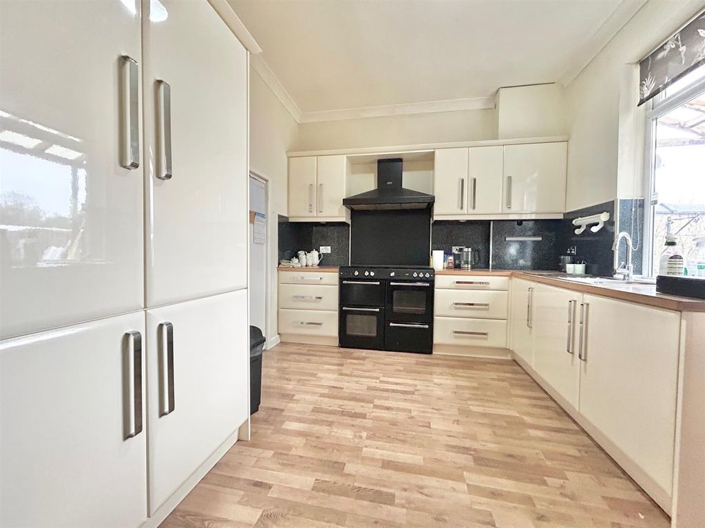 Property photo 3 of 8 Kitchen.Jpg