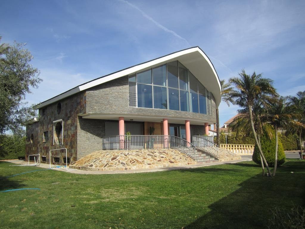 Property photo 2 of 46