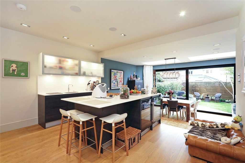 Property photo 3 of 19 Kitchen