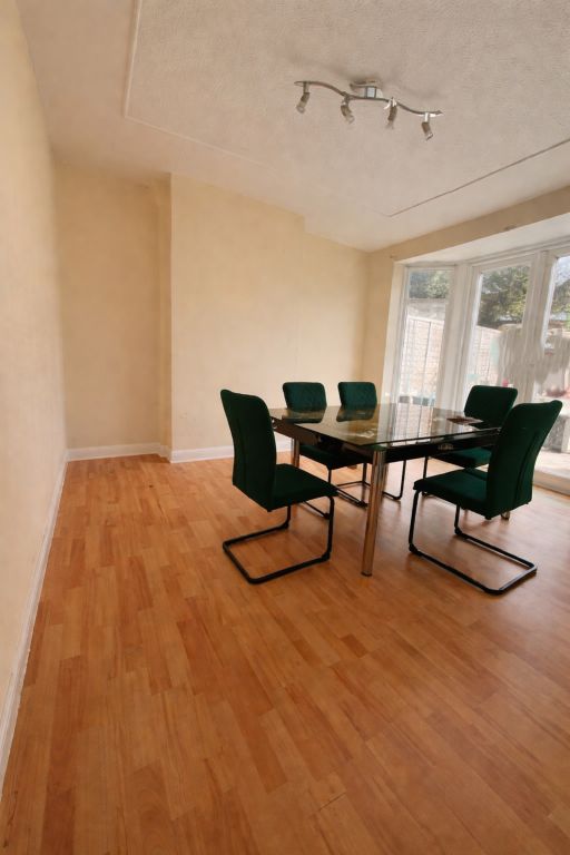 Property photo 2 of 6 5d5E0d53-4d86-4E9E-A0B6-242E294Fa6ce