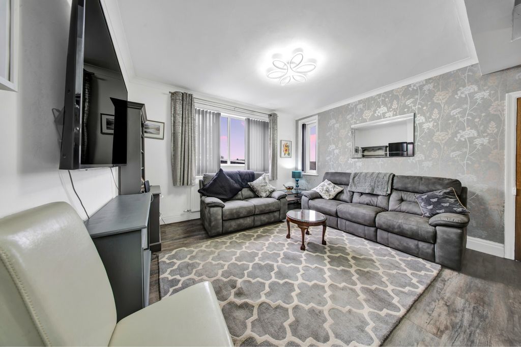 Property photo 2 of 41