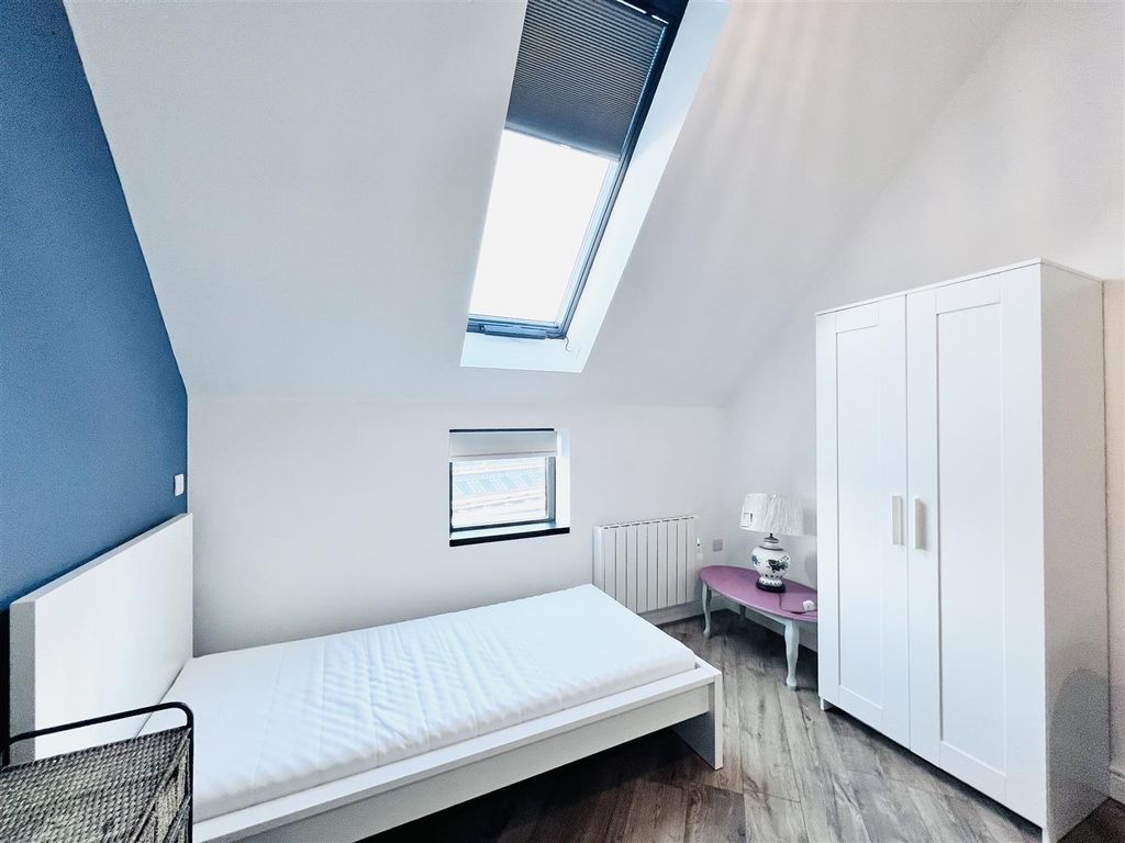 Property photo 3 of 13 Single Bed