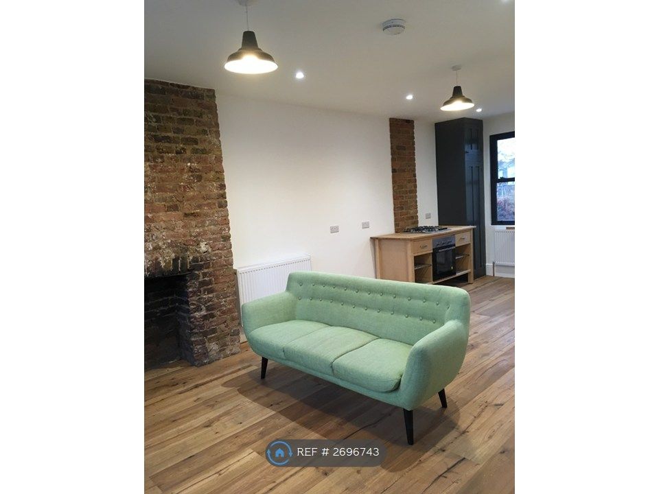 Property photo 1 of 11 Living Room/Kitchen