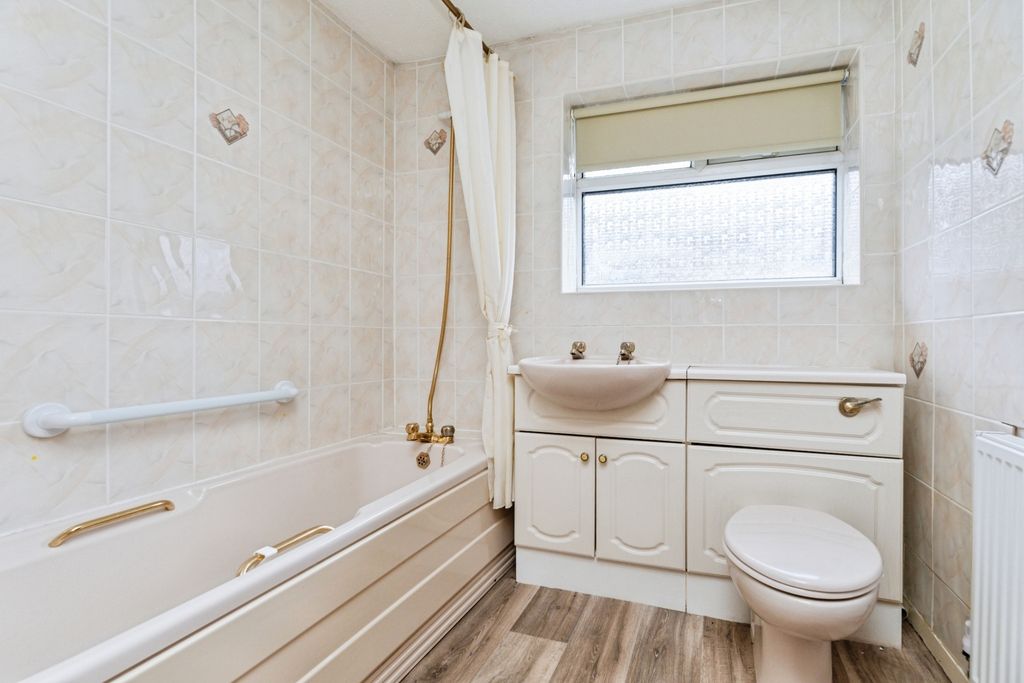 Property photo 3 of 18 Pbox-Bathroom-326009.Jpg
