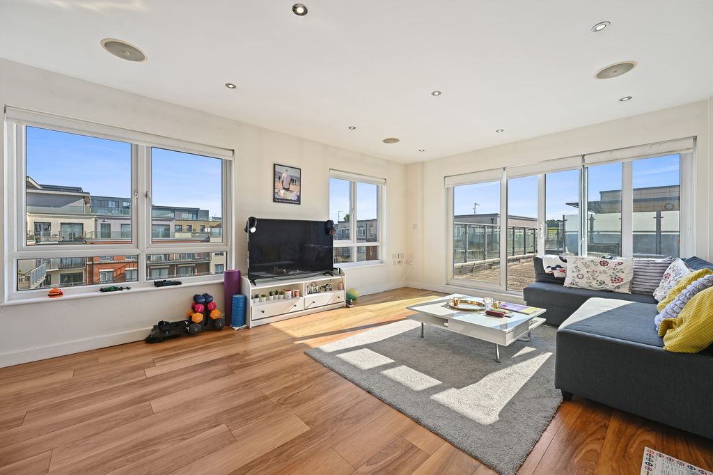 Property photo 2 of 13 9