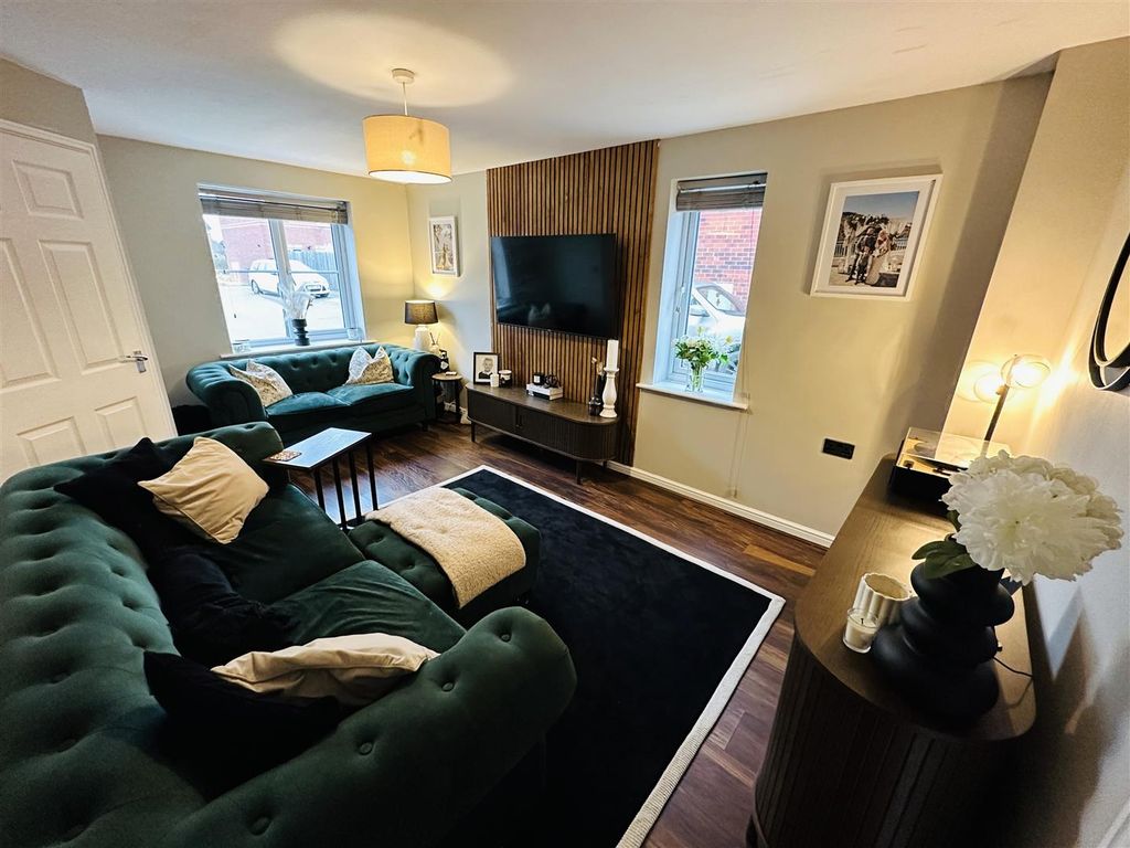 Property photo 2 of 16 Lounge