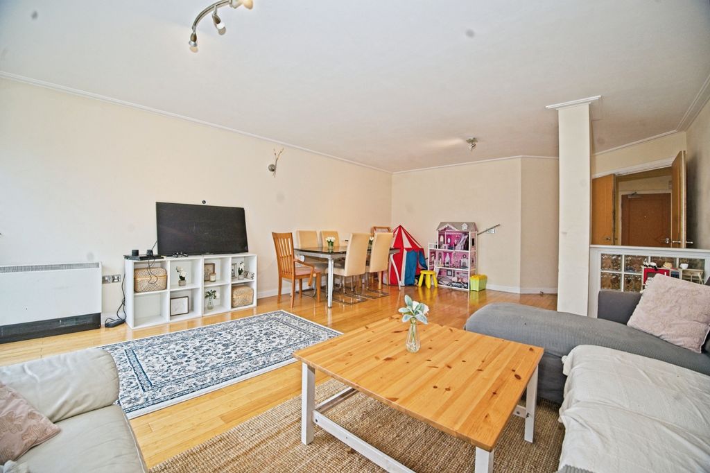 Additional image 4 of 3 bed flat for saleLynton Court, Cardiff, South Glamorgan CF10