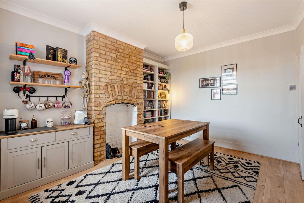 Property photo 1 of 16 8697096-Interior18-800.Jpg