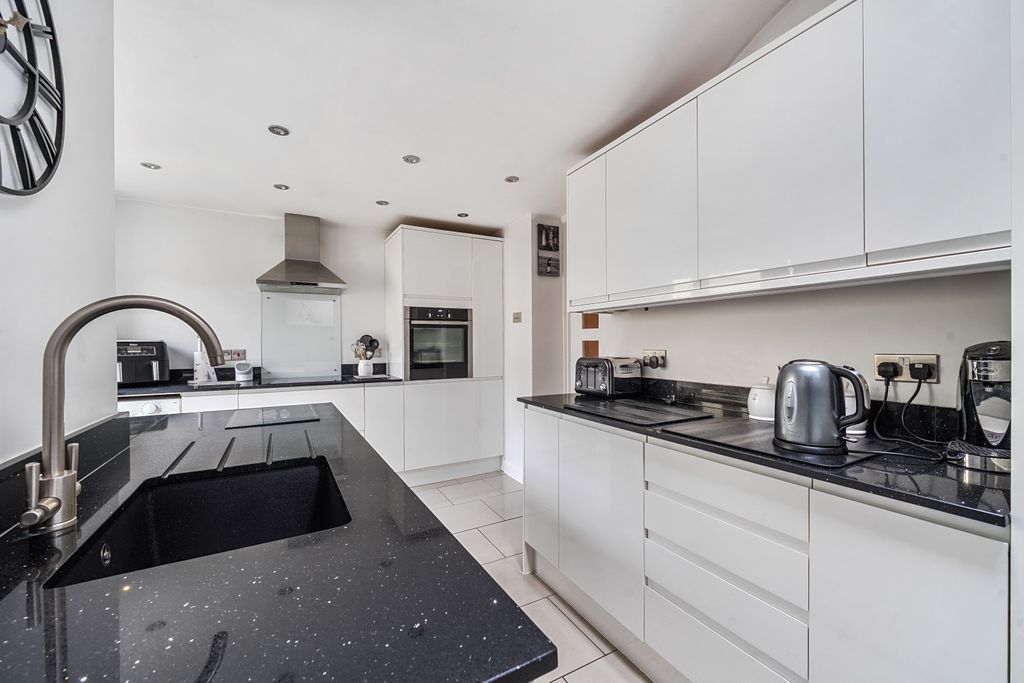 Property photo 1 of 15 1375393-7-690A13263647F