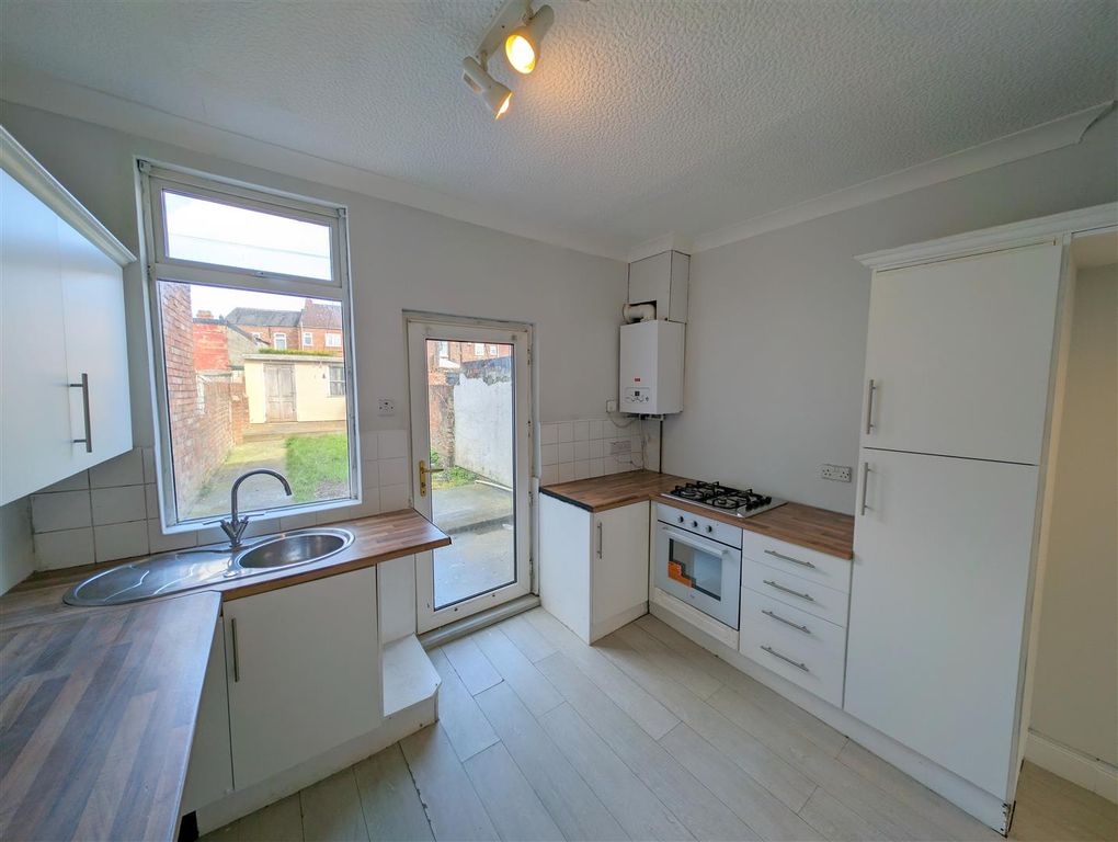 Property photo 3 of 10 Kitchen