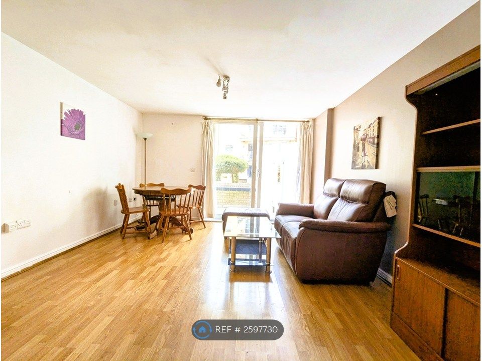 Property photo 1 of 10 Livingroom