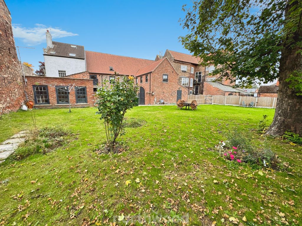 Property photo 2 of 42
