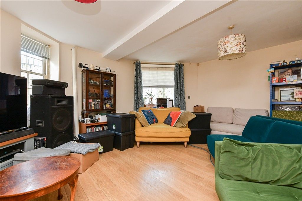 Property photo 1 of 9 Lounge