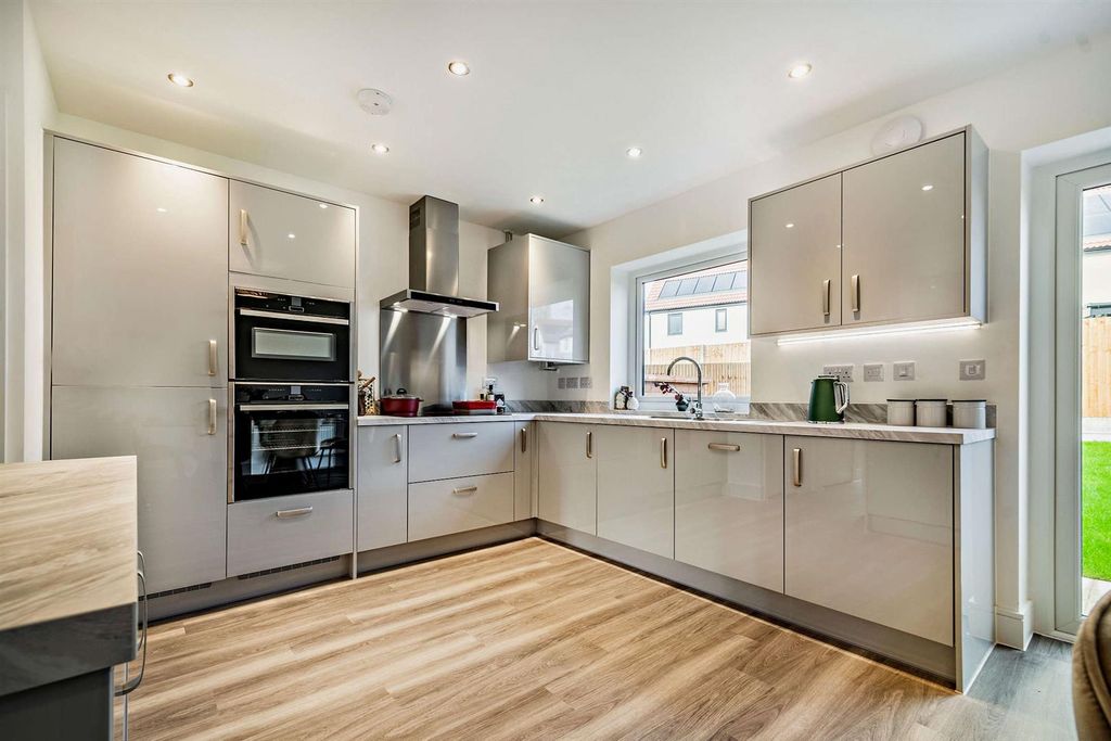 Property photo 3 of 15 8493169-Interior09-800.Jpg