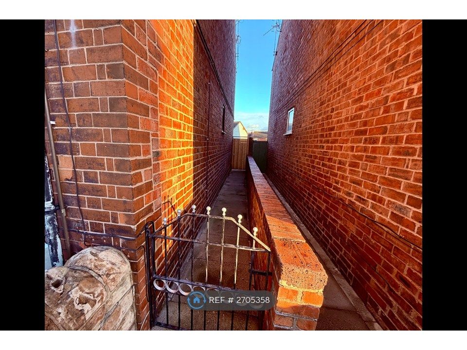 Property photo 3 of 33 Side Path