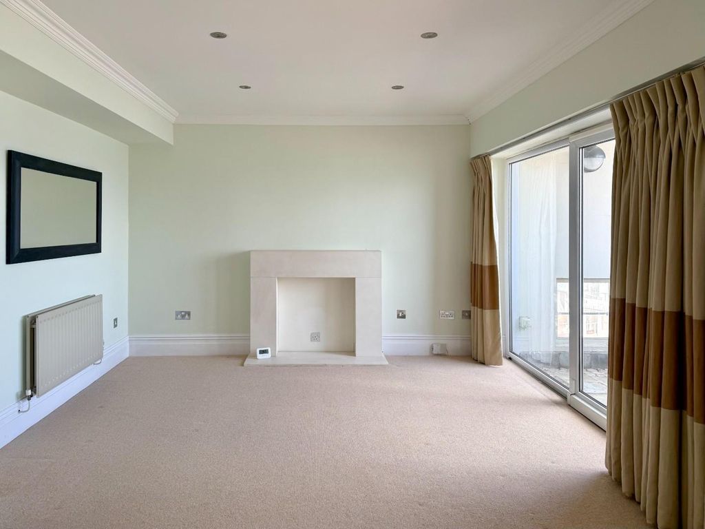 Property photo 2 of 29 Living/Dining Room